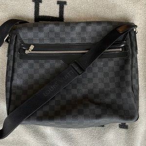 LOUIS VUITTON Daniel Messenger Bag Damier Graphite GM